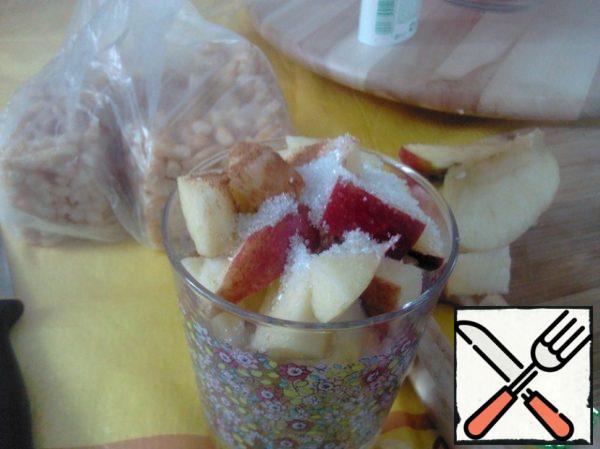 Cut the apples into small slices. Pour sugar and cinnamon.
