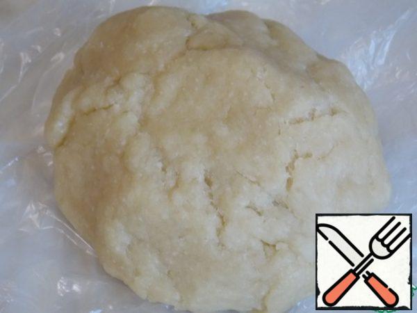 Let's do the dough first. To do this, mix the flour, salt, baking powder. In another bowl combine water and oil, bring to a boil. Pour boiling water into the flour and knead the dough. Put in a bag and refrigerate for 15 minutes.