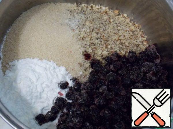 Chop the nuts into medium-sized chips. Combine the nuts with sugar, starch and frozen blueberries.
