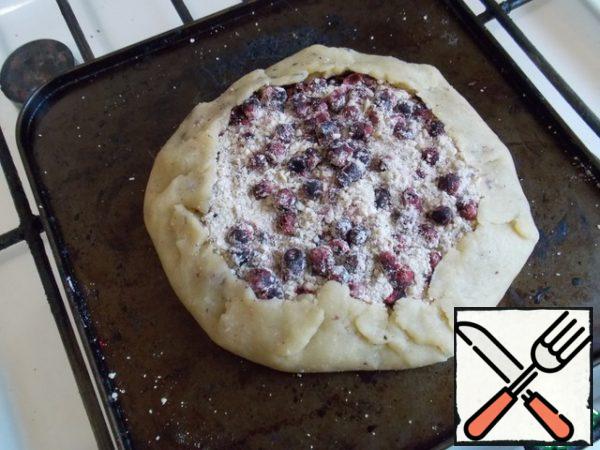 Put the filling in the middle of the dough and close in a circle.