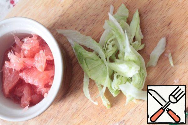 The pulp of the grapefruit; remove the membranes, iceberg lettuce and thinly slice.