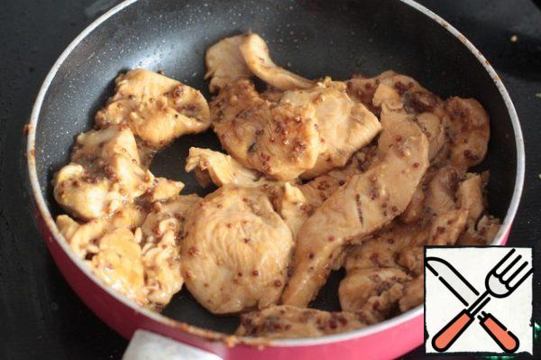Heat the pan, put the chicken fillet on it, fry until ready for 4-5 minutes.