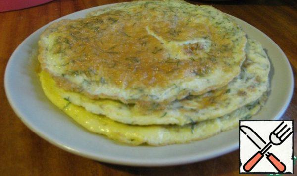 Beat eggs with salt. Pour part of the mixture to coat the cake, and add the rest of the greens and pepper. Prepare a frying pan with a diameter of about 20 cm (the size of the omelet should be slightly smaller than the pastry cake). In a strongly heated pan, pour a little oil and pour a third of the egg mixture (like pancake batter). Fry under the lid for 1-2 min. So prepare two omelets. I have a frying pan 22 cm, and the omelet I do not immediately from the whole mixture, and knead two eggs.