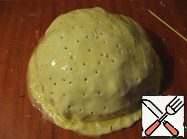 Well tuck and pinch the edges of the dough. Coat the biscuits with egg. Beat the upper cake with a fork. The next two steps I forget to do, because of this, the cake sags a little when it completely cools down.