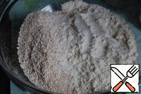 Send the bran to the shredder. Pour into a bowl, add flour. (If you want the dough to turn out sweet, add 2 tablespoons of sugar)
