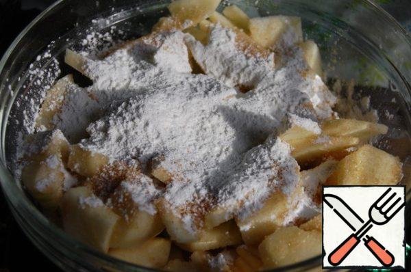 Prepare the filling: peel the apples, cut into pieces, sprinkle with 3 tablespoons of sugar and 2 tablespoons of starch (to remove excess liquid and preserve the shape of apples), mix.
