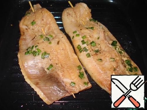 Before roasting herring on the grill, I strung the fish fillets on a skewer. Heat the grill. Fry herring on the grill until tender.