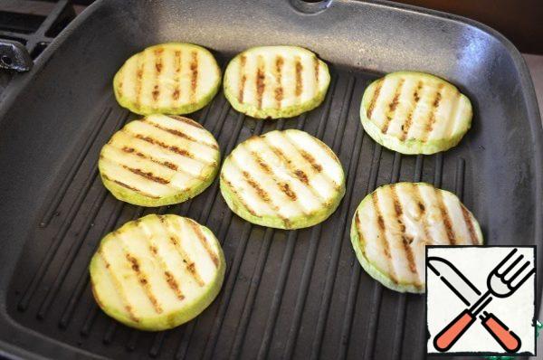 Zucchini and eggplant fry on both sides of the pan grill without adding oil.