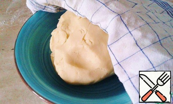 Transfer the dough into a bowl and cover with a towel, so as not air, remove to the refrigerator for at least 30 minutes.
