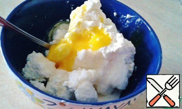 While the dough is resting in the refrigerator, prepare the filling.
Grind cottage cheese with egg, sugar and salt; if cottage cheese with grits, then grind the mixture through a sieve or punch it in a blender.
