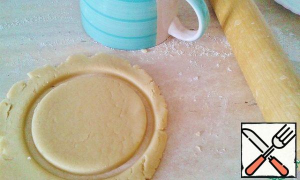 Using circles (8-10 cm in diameter), cut out the circles.
