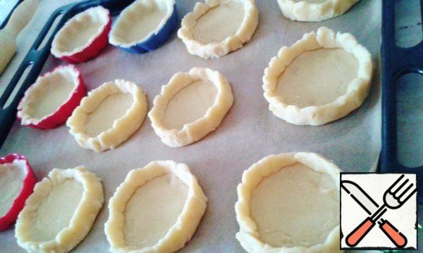 Moulded bumpers to do it very easily - fingers, like ordinary cheesecake, folded the dough. We shift our blanks on a baking sheet with baking paper.