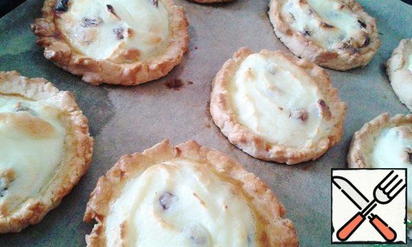 Place in the oven for 20-25 minutes so that the cheesecakes are lightly browned.
