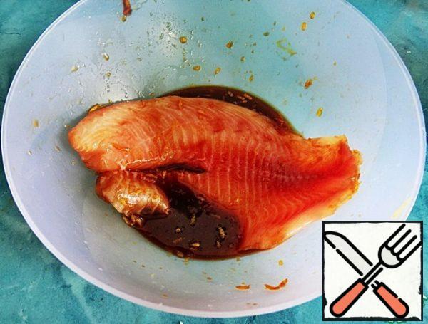 Marinate the fish and refrigerate for at least 1 hour. can be to leave and on longer, for example. at night, if you are going on a picnic in the morning.
