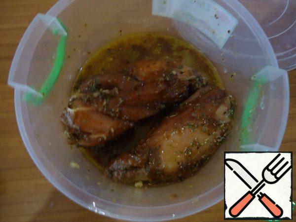Sunflower oil, soy sauce, seasonings and chicken breast all mix and put in the refrigerator for an hour.