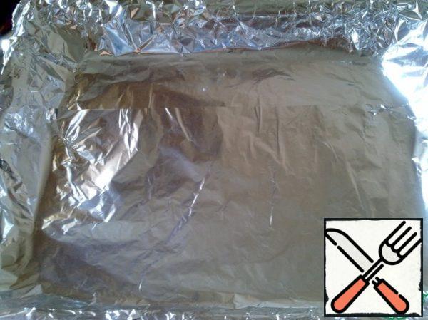 Before you fry the baking sheet from the oven you need to lay foil, pre-lubricated with vegetable oil.