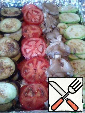 Now you can spread vegetables and mushrooms. Put in the oven for 40 minutes at 170 degrees.