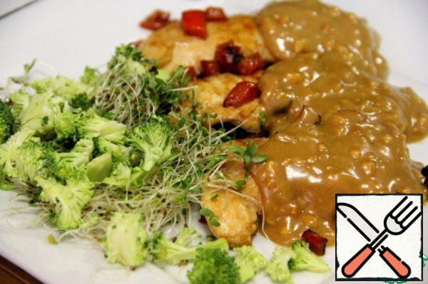 When serving, pour the sauce over the chicken breast, put it next to the radish and broccoli sprouts.