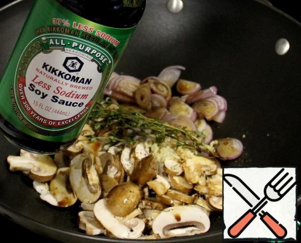 In a frying pan, heat the vegetable oil, put the sliced mushrooms, chopped shallots, thyme, finely chopped (or crushed in a garlic press) garlic, pepper and soy sauce. And simmer until all moisture evaporates.