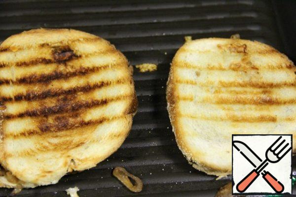 Cook on the grill under pressure for 2 minutes on each side.