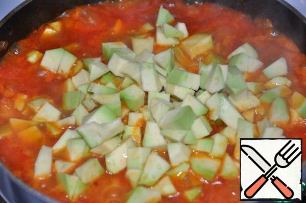 Onions and garlic chop, fry in vegetable oil. Add the diced tomatoes and cook until soft. Add chopped chili pepper. Avocado to clear, sprinkle lemon juice, cut cubes and add to vegetables, randomize, simmer 3-5 minutes.