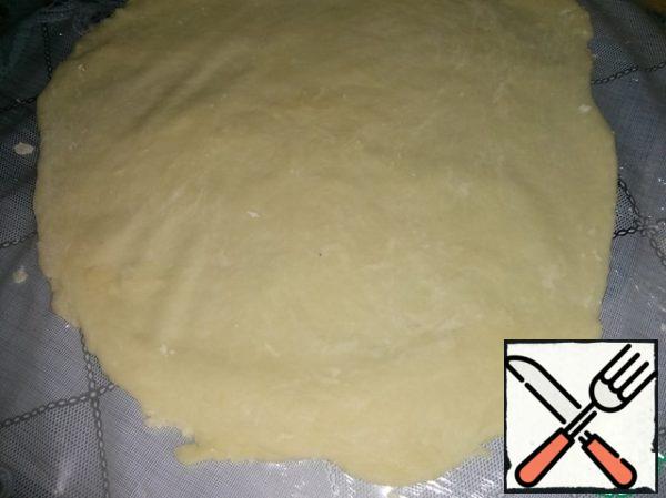 Roll out the dough thickness of 3-5 mm.
