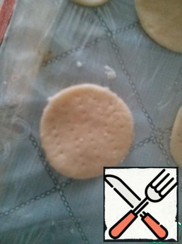 Cut out the cookies, I must say, glass cut no matter. That's the reason to buy cutting, especially since different forms of cookies are more interesting for children. Cookie prick with a fork.