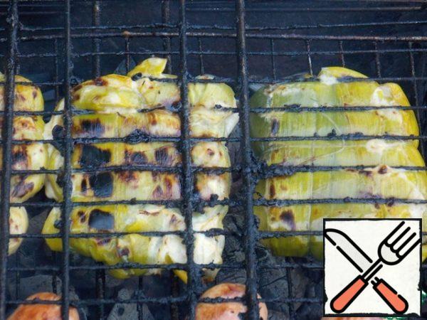 Bake on the grill for 6-8 minutes on each side. Remove the thread.
