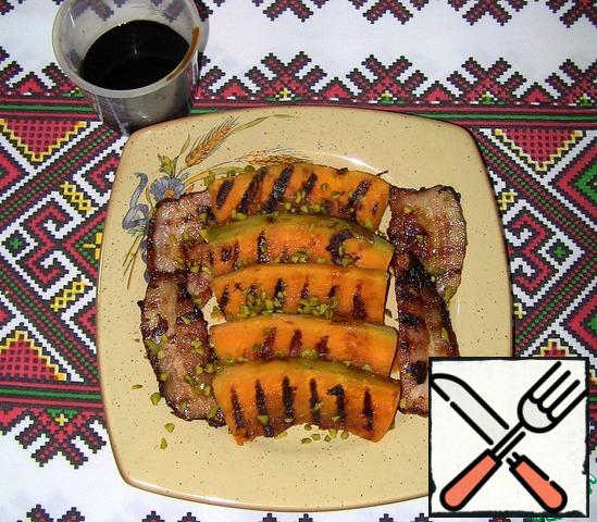 When the pumpkin and bacon are ready to fill all the soy sauce, and sprinkle with chopped pistachios, salt is not necessary, you can eat both warm and cold.