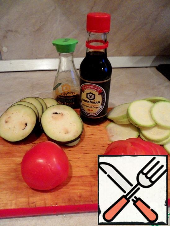 Cut into round slices zucchini, eggplant and 2 tomatoes.