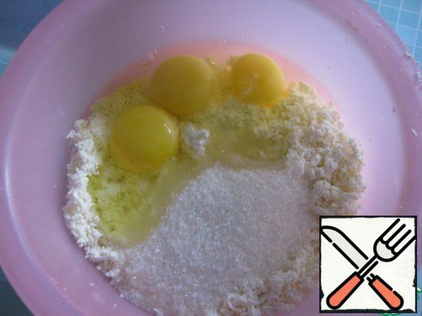 Power: 850 Watts
Program: baking (90 minutes)First, prepare the cottage cheese filling. If the cottage cheese is heterogeneous, it is better to RUB it through a sieve. Add eggs, starch, sugar.