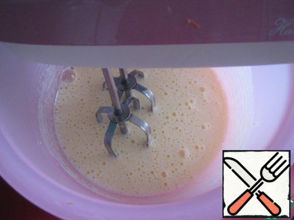 Then prepare the chocolate dough. Beat eggs with sugar, add sour cream.
