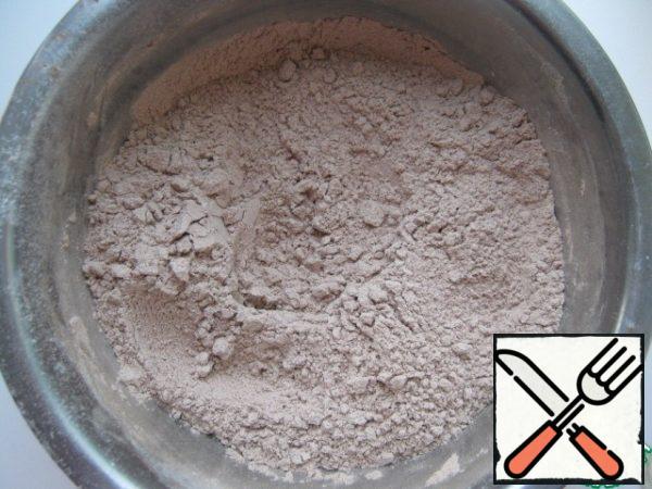 Mix flour with soda and cocoa powder.