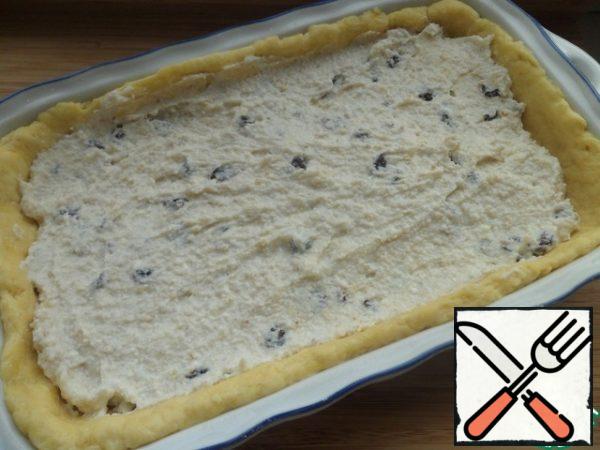 Put the curd filling on top of the dough.
