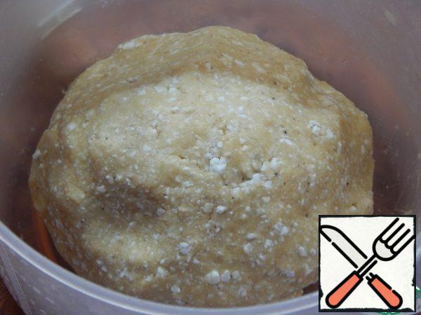 Knead the dough, form a ball out of it and put it in the refrigerator under the film for 30-40 minutes.