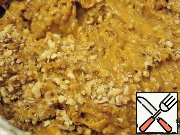 Mix the flour with baking powder and sift. Combine with the dough and mix well. Chop the nuts not very finely and add to the dough. There is still time to mix well.
