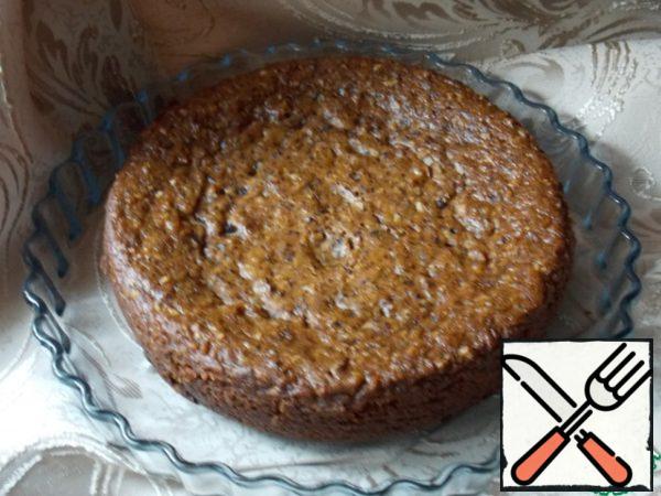 Let cool and use a wooden spatula to separate the cake from the mold in a circle. Allow to cool completely.
