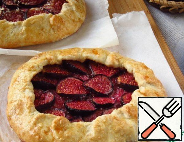 Galette with Cottage Cheese and Figs Recipe