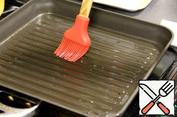 Pan grill grease with vegetable oil and heated.