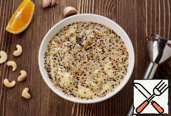Prepare all the ingredients. Wash the vegetables and fruits. Peel the apple and orange. Wash the tuna and dry it with a towel.
To prepare the sauce, add oil, vinegar, sesame, garlic, onion, peeled orange and apple, wine, sesame oil, salt, pepper to the grinding container. Chop well.

