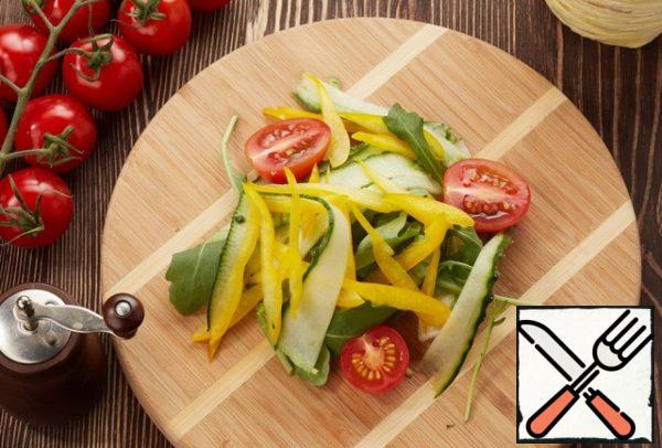 Cut the cucumber and paprika, put the salad mix in a salad bowl. Add chopped vegetables to the salad. Sprinkle with olive oil.
