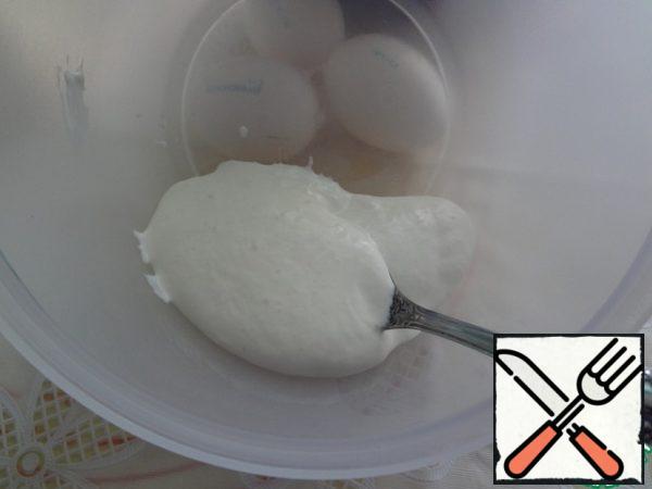 In sour cream add soda and wait until the mass becomes lush (sour cream will extinguish the soda)