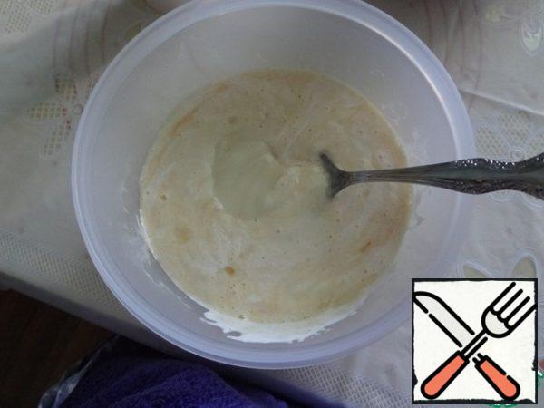 In sour cream add eggs, condensed milk, a tablespoon of oil, a spoonful of liquor and mix well.