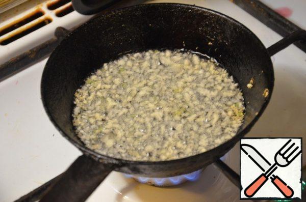 Garlic fry in oil until Golden brown.