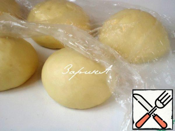 Thoroughly knead the dough on the work surface, put in a bowl and cover with a film. Remove in a warm place, distance for 1.5 hours.