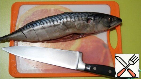 Clean the mackerel, rinse with cold water, trim the fins. On both sides of the carcass to make deep oblique incisions (to the bone), put them in one sprig of dill, put the stems in the abdomen.