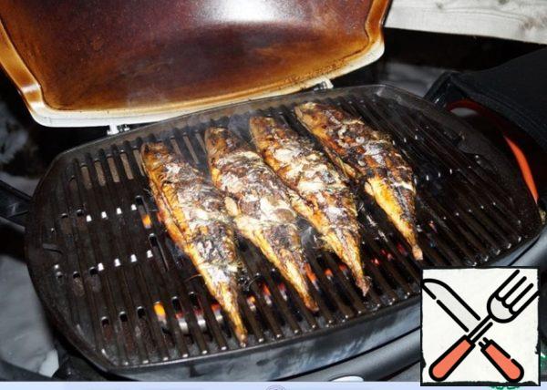 In the heated grill send our fish. No photo as on the street negative temperature, the grill cools down and the fish won't taste as good. Fry over medium heat for 12 minutes (6 minutes on each side).