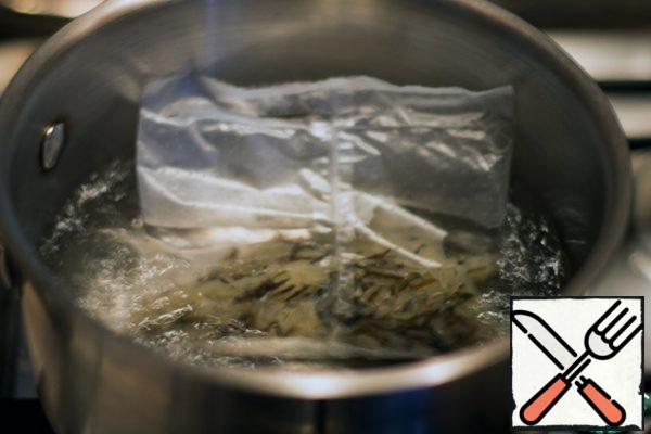 In salted boiling water omit the packages of rice. Simmer for 30 minutes. At the end of time to get the rice and drain off water.
