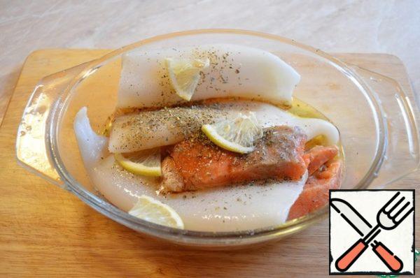Remove the skin from the salmon steak and divide into two parts.
Marinate squid and salmon in a marinade of olive oil, Provencal herbs, balsamic vinegar, white wine vinegar, lemon juice, sugar and salt for exactly 1 hour.
