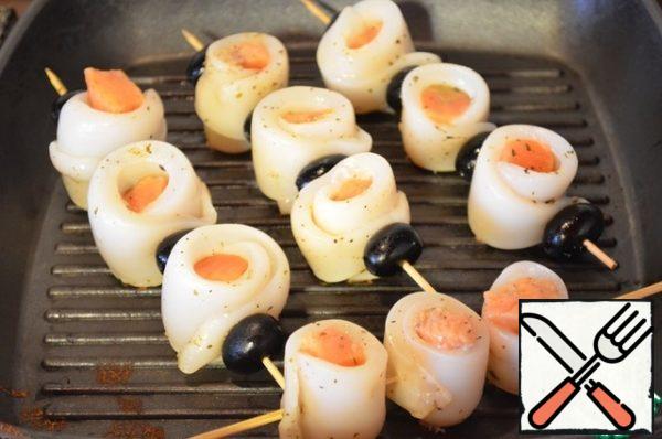 Fry squid on skewers on all sides for 1 minute. If desired, you can repeat the procedure.
Serve shish kebab of squid for  salmon on the lettuce leaves with grilled vegetables.